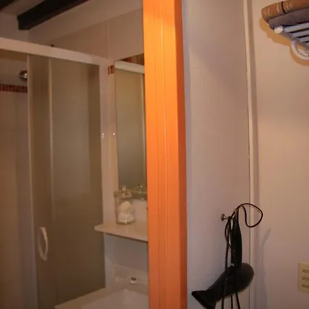 住宿加早餐酒店 Chambres D'hotes Les Hirondelles Bleues 3*
